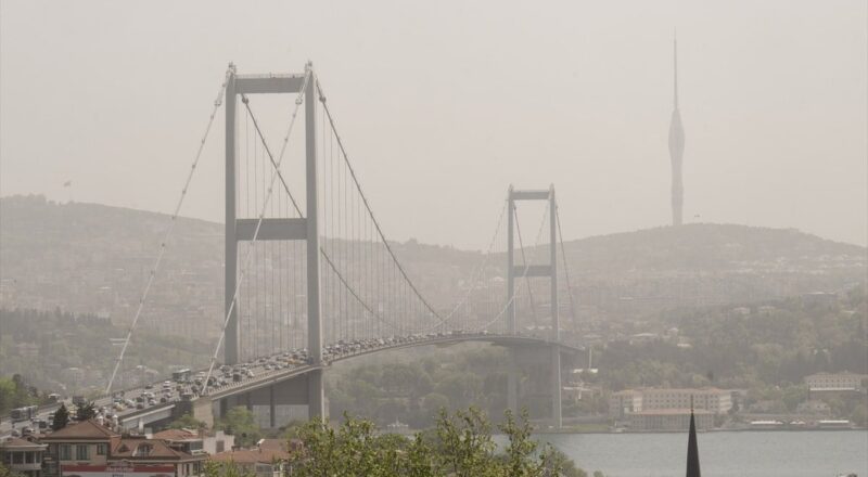 1714296054 Istanbulda col tozu nedeniyle goz gozu gormuyor